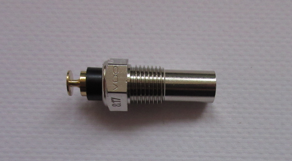 RF-Verbindung, Koax-Stecker, Metallachse, gewindebundener Stecker, goldener Kolben
