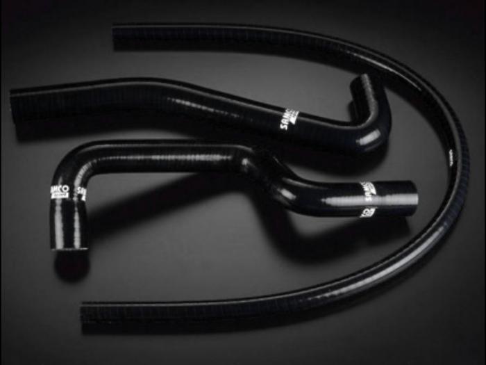 Samco Caterham 7 Ford BDR
3-teiliges Kühlwasser-Schlauchkit schwarz